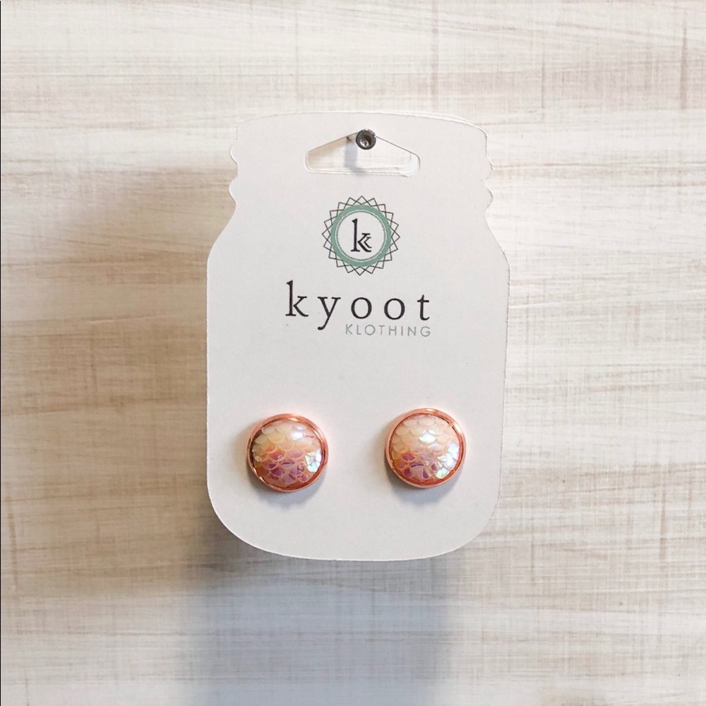 {NEW RELEASE}Pearlescent Mermaid stud Earrings